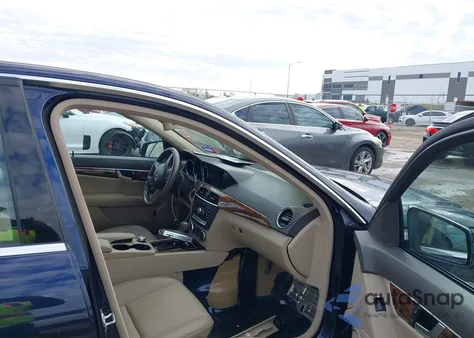 2012 Mercedes-Benz C 300 Luxury 4Matic z USA, uszkodzony, nr VIN WDDGF8BB7CR225483